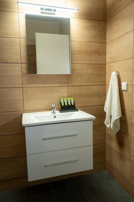 Anesis Airport Rooms 204 โกโรปิออน ภายนอก รูปภาพ